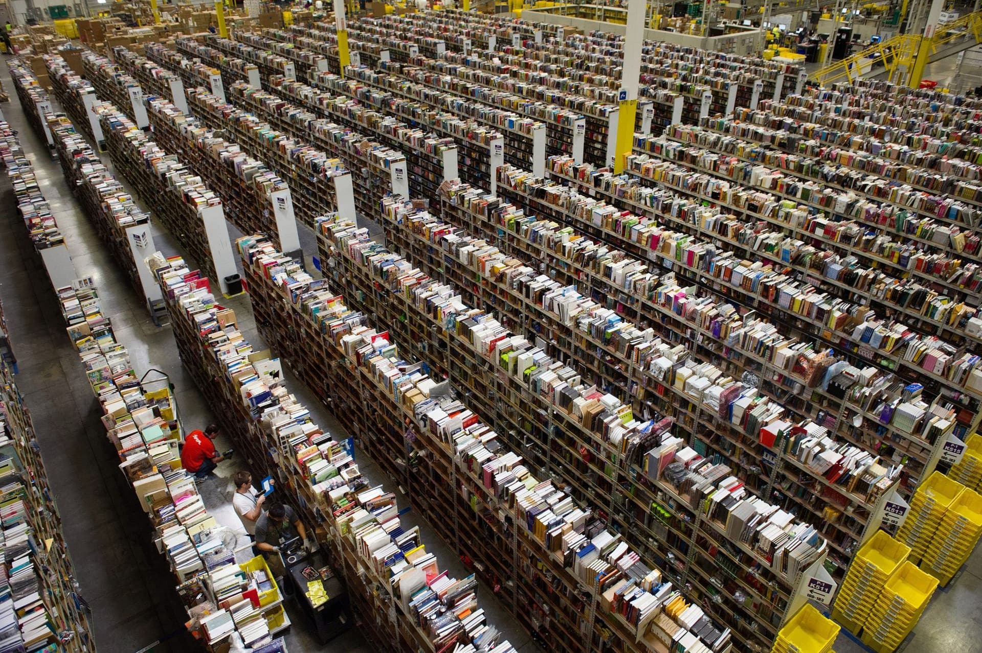 Amazon fulfillment center with AI-powered automation
